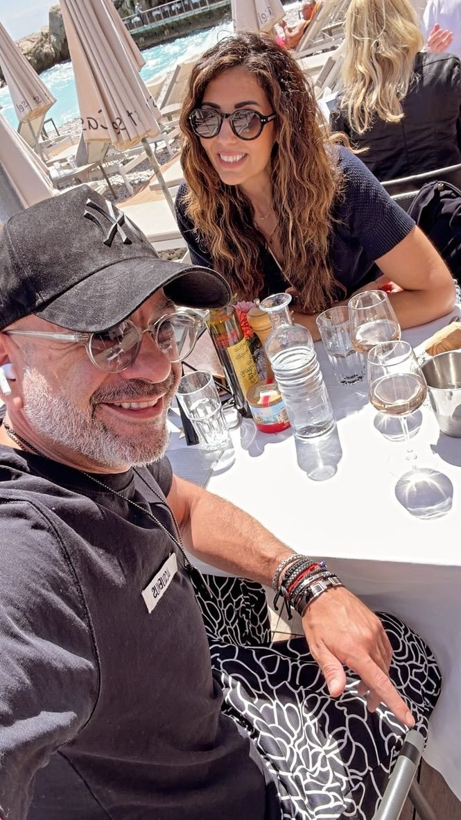 Steve et Asnath en terrasse